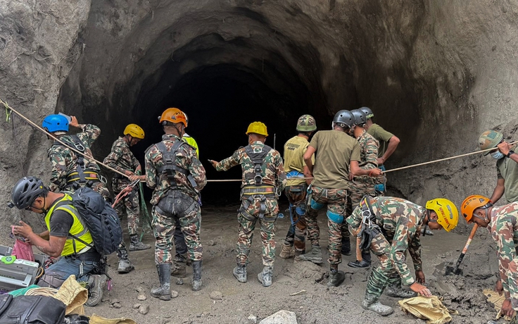 2 công nhân được cứu sống sau 9 ngày mắc kẹt trong hầm do lũ quét ở Nepal