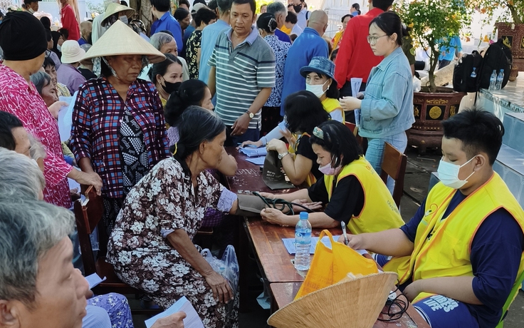 Hành trình đầy yêu thương đến với đồng bào Chăm