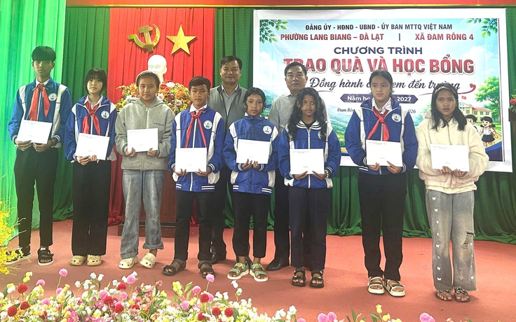 Tặng áo đồng phục phối thổ cẩm cho học sinh lớp 1 ở Đà Lạt