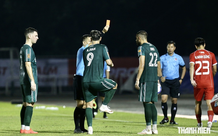 VAR lấn át ngày trở lại buồn của Công Phượng, TP.Đồng Nai thua Thể Công Viettel trận có 2 thẻ đỏ