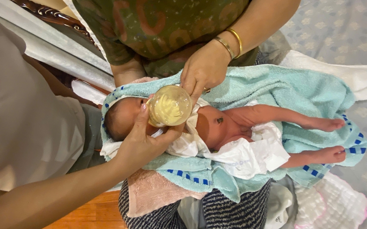 Người phụ nữ che kín mặt, bỏ rơi trẻ sơ sinh kèm lá thư tay