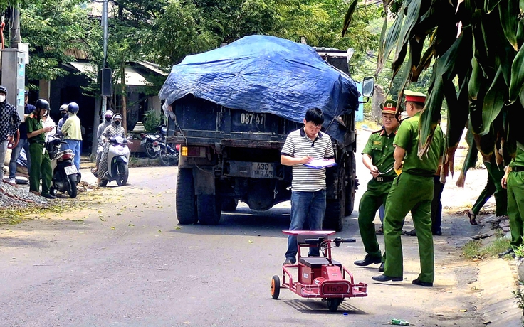 Tai nạn giữa xe tải với xe điện đồ chơi tự chế, bé trai 5 tuổi tử vong thương tâm
