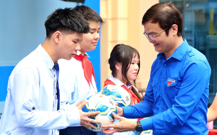 Ban Bí thư T.Ư Đoàn dự khai giảng và trao những phần quà ý nghĩa