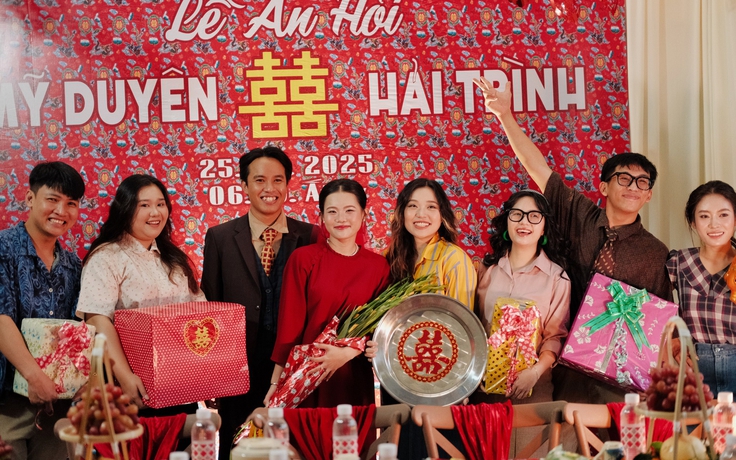 Cặp đôi làm lễ ăn hỏi như thời ba mẹ, bạn bè tặng cái mâm, bịch đường