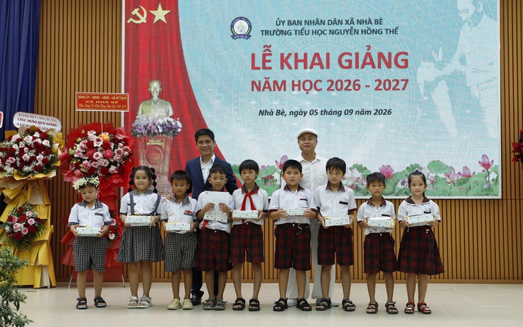 31 học sinh nghèo, khó khăn ở xã Nhà Bè nhận học bổng đầu năm học