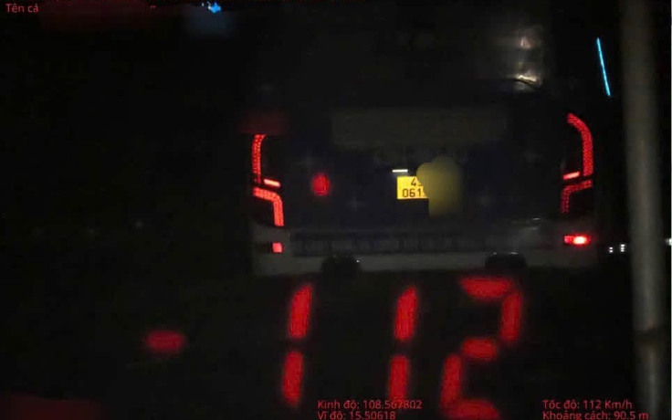 Xe khách phóng 112 km/giờ trên quốc lộ 1, CSGT tăng cường kiểm tra ban đêm