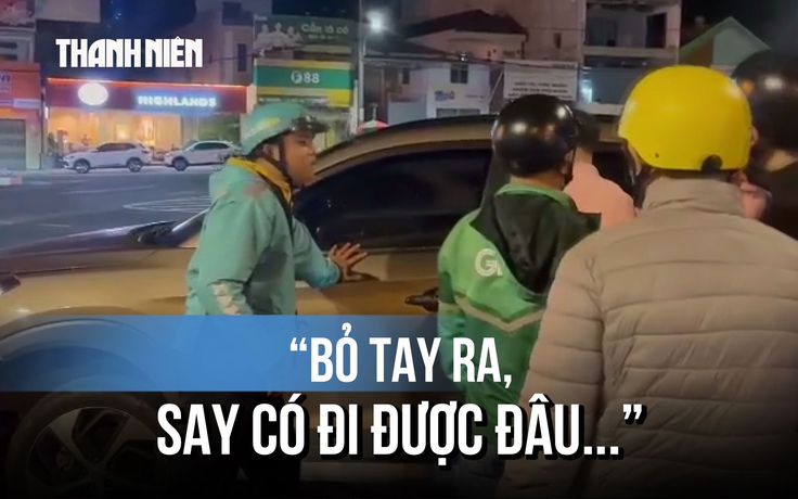 Tài xế say xỉn định lái ô tô rời hiện trường ở Đắk Lắk, bị người dân chặn lại