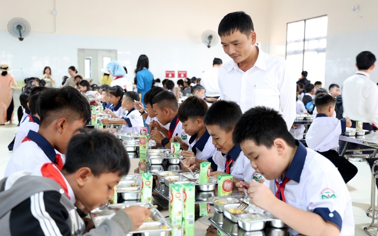 Bữa ăn bán trú đầu tiên ở Trường phổ thông nội trú liên cấp Thuận An