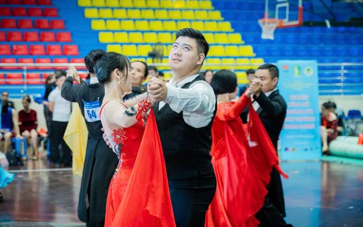 Nam sinh khiếm thị làm đủ thứ nghề kiếm sống và trở thành 'Sinh viên 5 tốt'