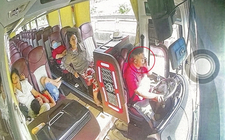 Dùng điện thoại khi lái xe, gần 15 giờ sau tài xế vẫn bị CSGT xử phạt