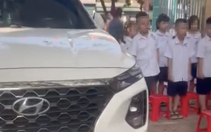 Nữ hiệu phó đỗ ô tô giữa sân trường khi học sinh chào cờ
