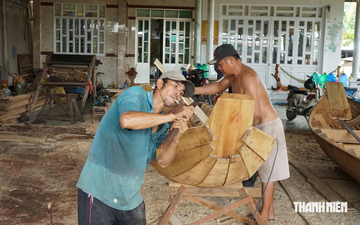 Mưu sinh mùa nước nổi - Kỳ 2: Những người bám nghề đóng xuồng