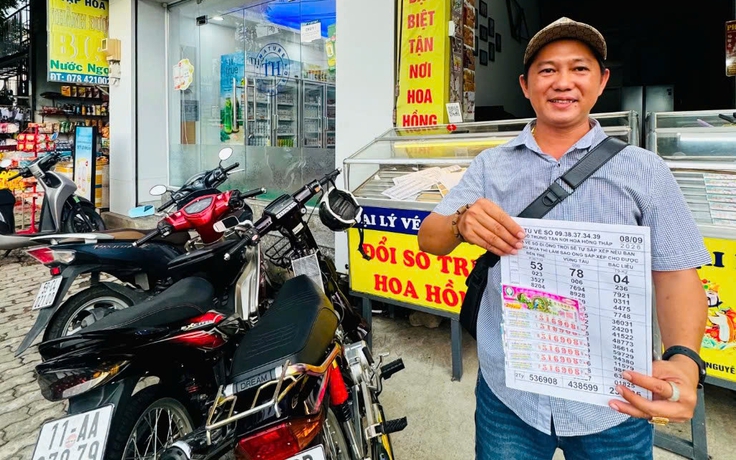 'Ôm' 18 vé số ế, chủ đại lý ở TP.HCM trúng xổ số miền Nam lần hai
