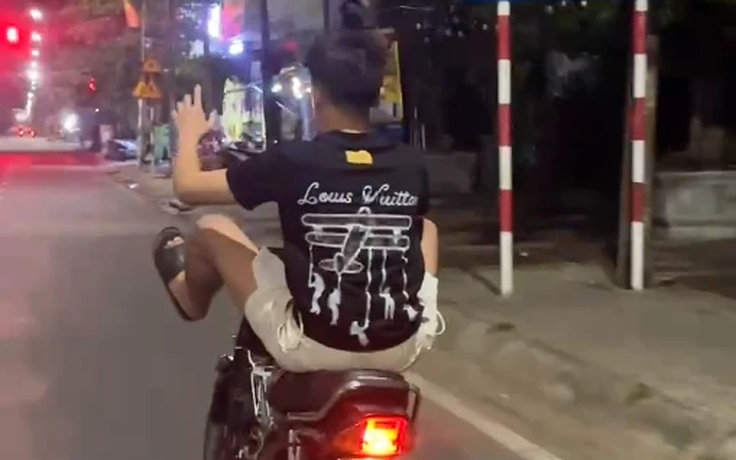 Xử lý thanh niên 17 tuổi đầu trần lái xe máy bằng 2 chân ở Phú Yên