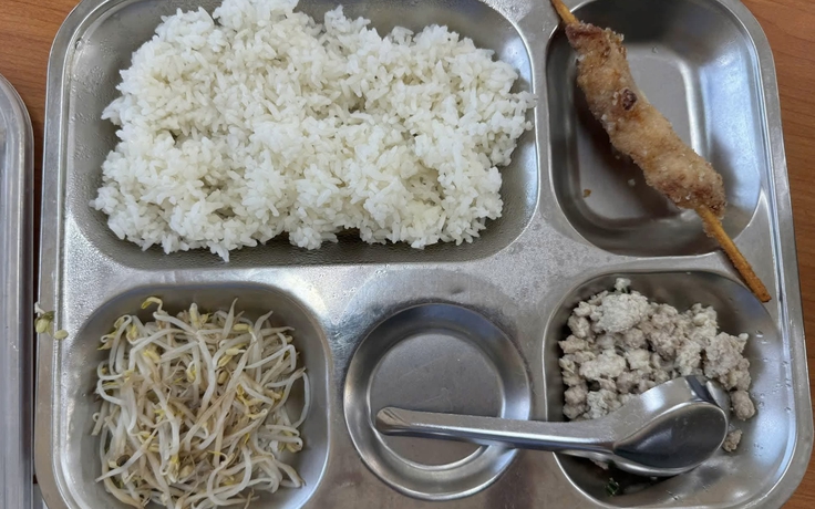Hà Nội: Phụ huynh sốc với bữa ăn bán trú quá 'lèo tèo'