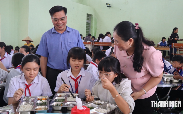 Học sinh biên giới Đồng Nai thích thú với những bữa ăn bán trú đầu tiên