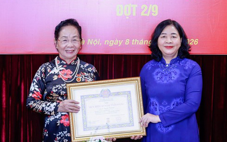 Nguyên Phó chủ tịch nước Nguyễn Thị Doan nhận Huy hiệu 45 năm tuổi Đảng