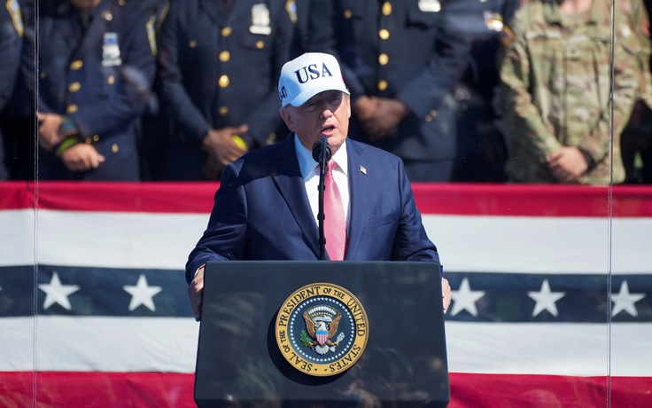 Tổng thống Trump kể từng được lính cứu hỏa xốc nách chạy trong vụ khủng bố 11.9