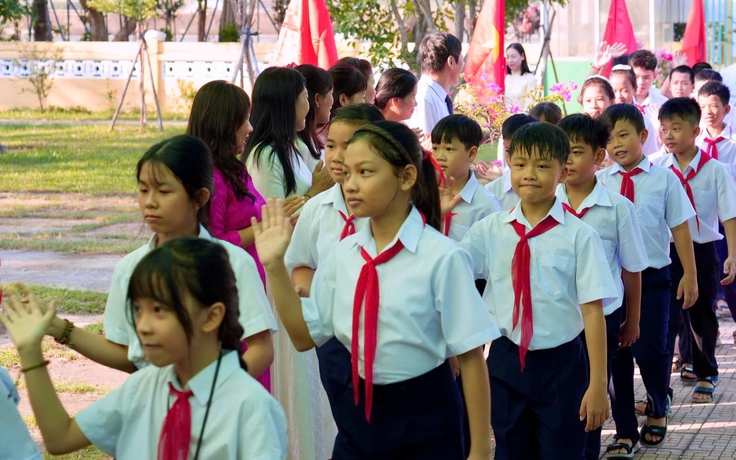 Vì sao sách giáo khoa miễn phí cho học sinh Huế đến nay chưa có?