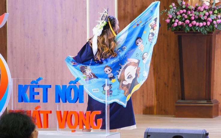 Mang hàng trăm huy chương, áo Messi lên nhận bằng tốt nghiệp: Dấu ấn riêng hay 'phông bạt'?