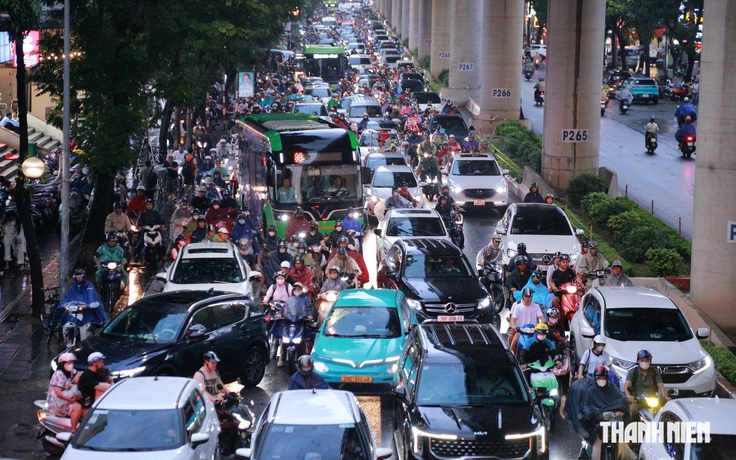 Hà Nội mưa lớn, đường phố tắc cứng