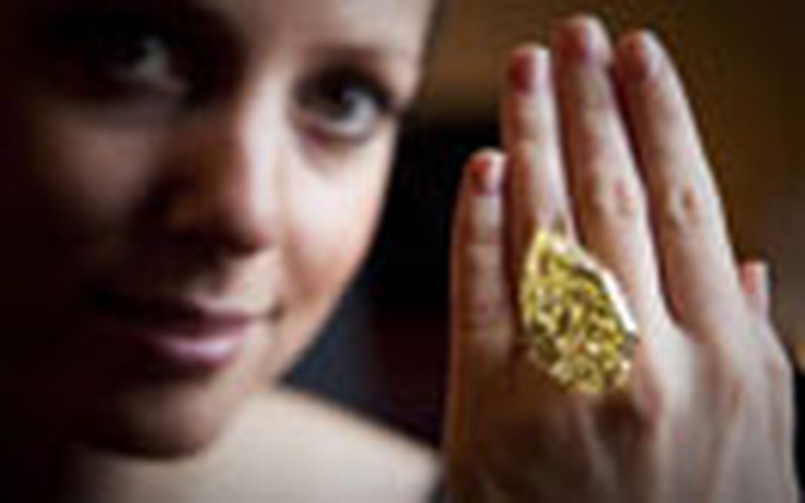 Kim cương vàng “Giọt nắng” bán hơn 10,9 triệu USD