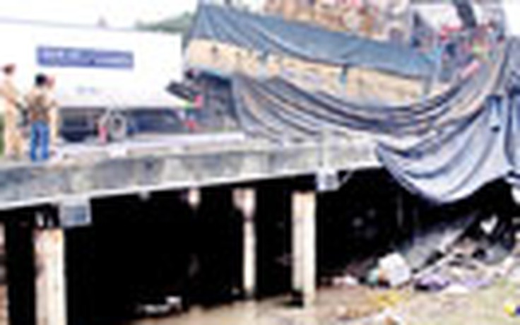 Xe tải vắt vẻo trên cầu