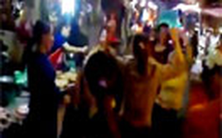 Tiểu thương nhảy... flash mob tại "chợ đại học"