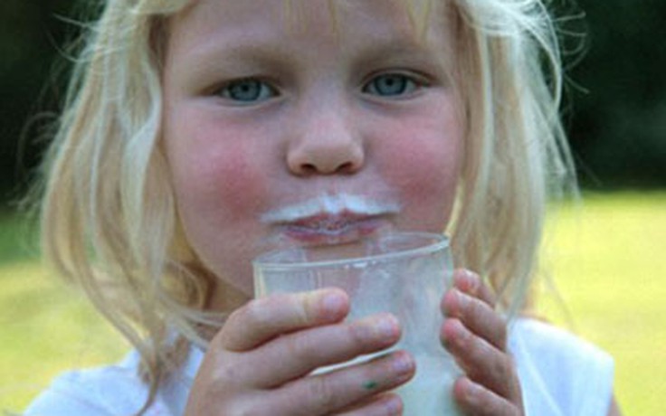 Uống sữa giúp ngăn chặn suy giảm trí nhớ