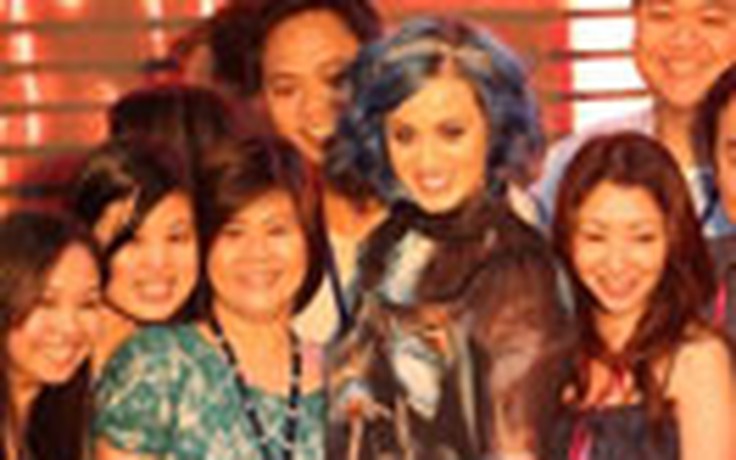 Khán giả Philippines cuồng nhiệt với “tắc kè hoa” Katy Perry