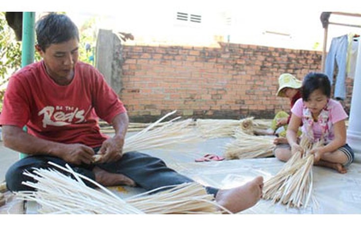 Làng chẻ lạt vào tết