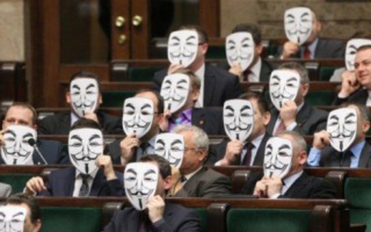 Chính trị gia Ba Lan đeo mặt nạ Guy Fawkes
