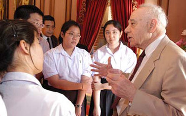 Cầu nối đưa chủ nhân Nobel đến Việt Nam