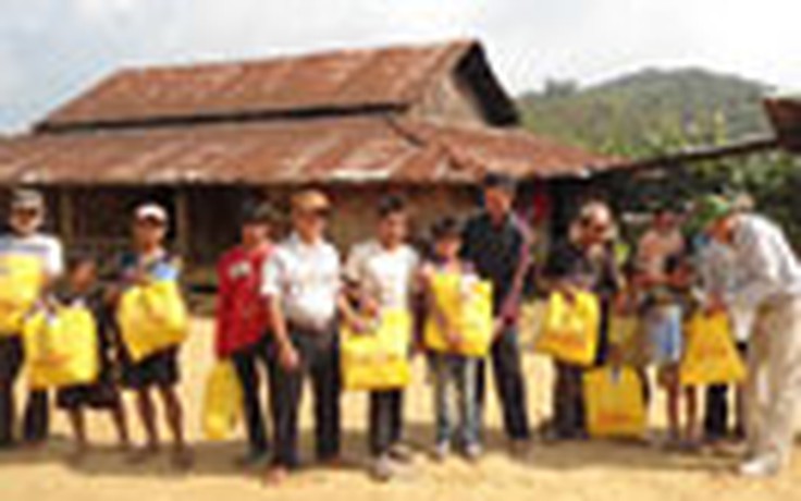 Giúp người dân Lào