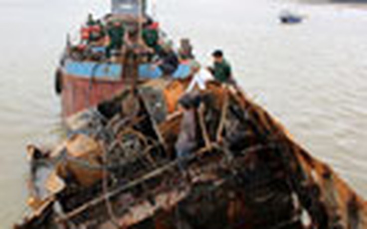 Toàn cảnh trục vớt xác tàu đắm ở Thanh Hóa
