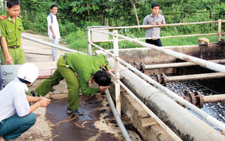 Nước thải bãi rác tràn ra suối