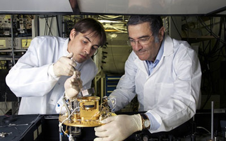 Triển vọng máy tính siêu tốc từ Nobel Vật lý 2012