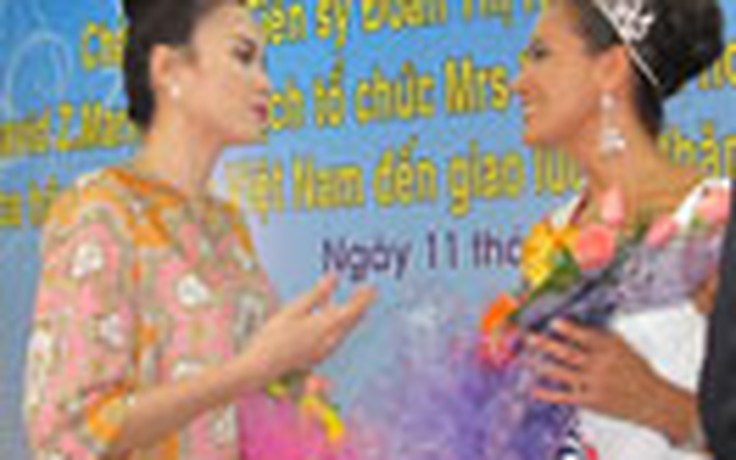 Hoa hậu Quý bà Thế giới 2011 thân thiết cùng Diễm Hương