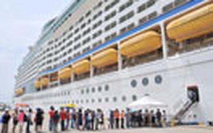 Du thuyền 5 sao Voyager of the Seas cập cảng Phú Mỹ