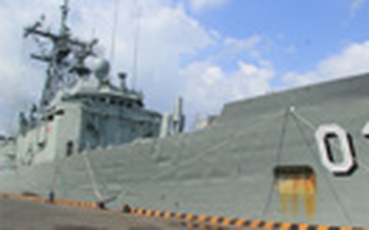 Tàu hộ vệ tên lửa Úc cập cảng Sài Gòn