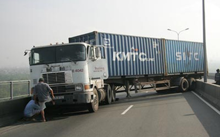 Xe container gãy láp, chắn ngang cầu