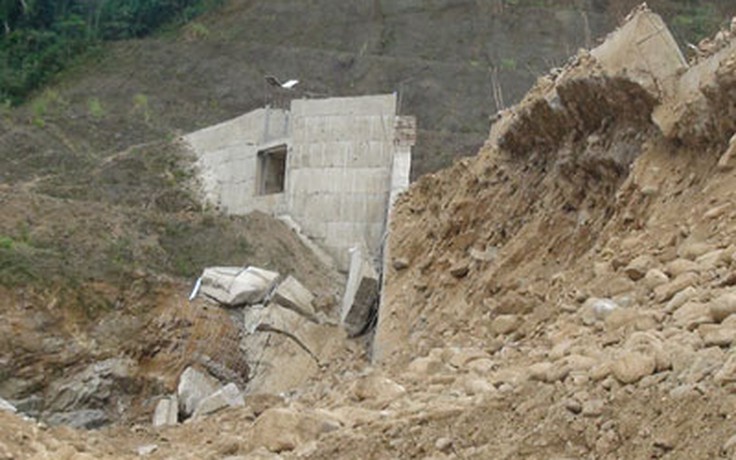 Đập thủy điện Đăk Mek 3 vỡ vì xây bằng... cát trộn bê tông