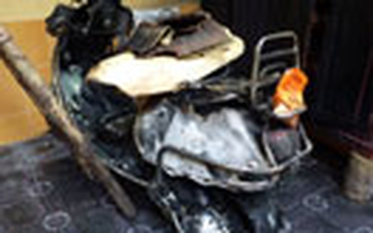Xe Vespa hơn 6.000 USD bỗng dưng bốc cháy khi dựng trong nhà