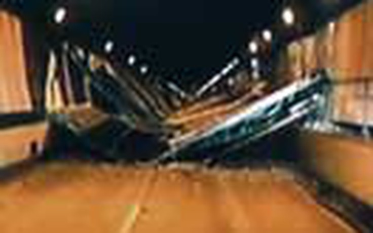 Lục soát công ty đường cao tốc về vụ sập đường hầm