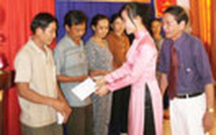 Trao tiền giúp tiểu thương chợ Hòa Hiệp