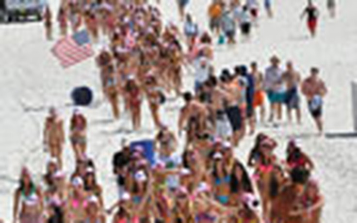 Mặc bikini diễu hành để quảng bá du lịch