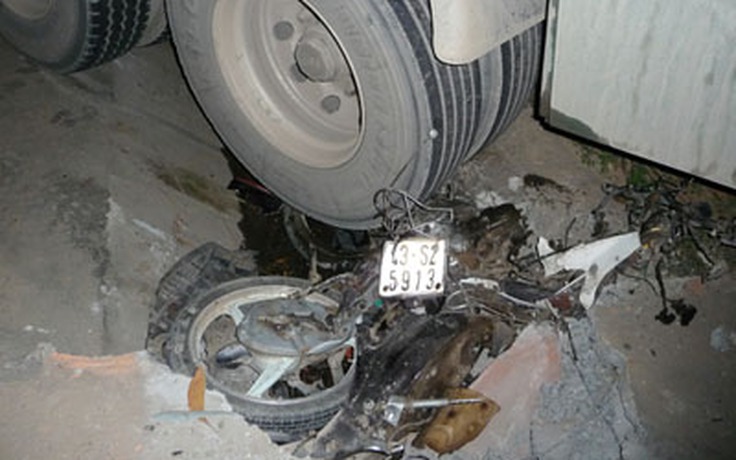 Xe container tông xe máy, 3 người chết