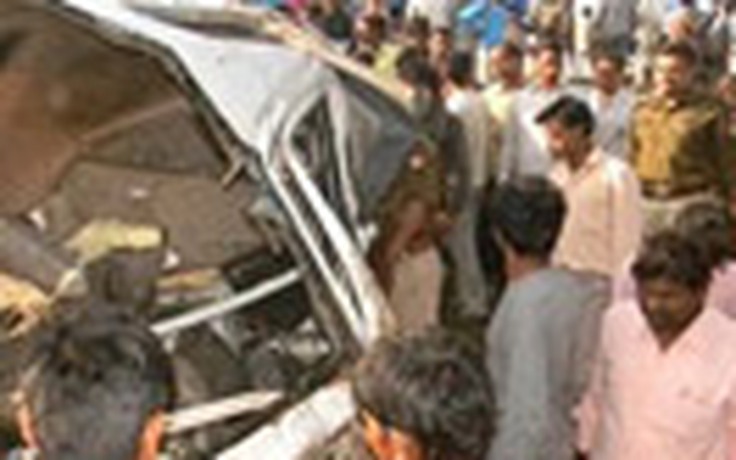 Xe lửa tông xe khách ở Ấn Độ, 15 người chết
