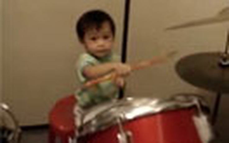 Cậu bé 1 tuổi chơi trống điêu luyện