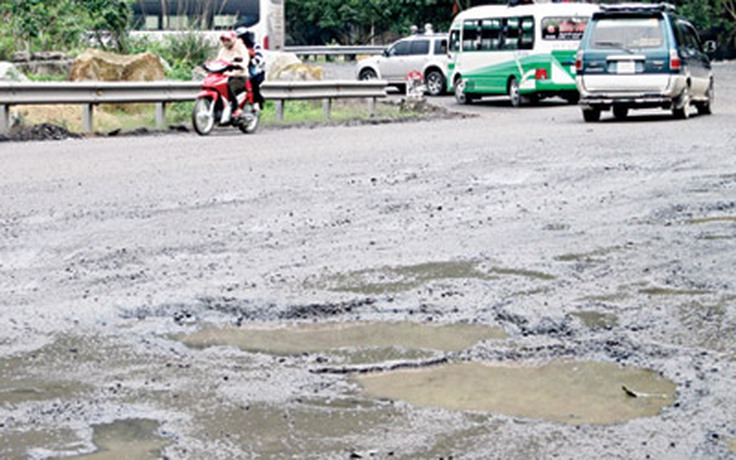 Quốc lộ bị băm nát, phí vẫn thu